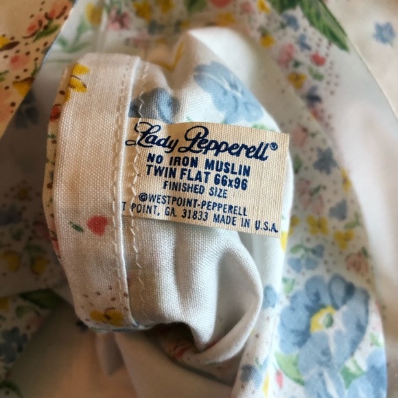 Set of Two Vintage Floral Pillowcases - Picture 14 of 15